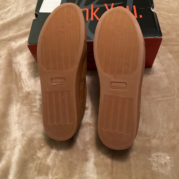 Deer Stags men’s slip ons. Caramel/wheat/cognac color. Size 9. - Picture 8 of 16